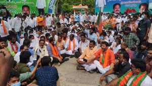 ప్రొద్దుటూరులో టిప్పుసుల్తాన్ రచ్చ-బీజేపీ నేతల అరెస్టులు-టీడీపీతో పోలుస్తూ సునీల్ ట్వీట్