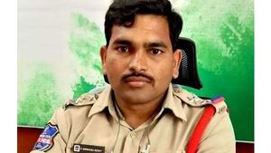 అడవిలోకి తీసుకెళ్లి మహిళా ట్రైనీ ఎస్ఐపై లైంగిక దాడికి యత్నం: మరిపెడ ఎస్ఐపై సస్పెన్షన్ వేటు 