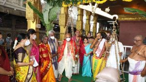Tulabhara Seva: అమ్మవారి ఆలయంలో తులాభారం ప్రారంభించిన టీటీడీ, తిరుమలలో లాగా భక్తులు ! 