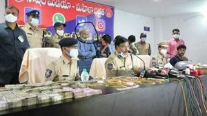  దొంగ బాబా: చైతన్యస్వామి అరెస్ట్, 26 లక్షల నగదు, భారీగా బంగారం సీజ్
