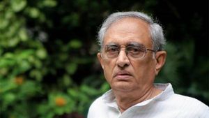 వైజాగ్ స్టీల్ పై అదానీ కన్ను-గంగవరం వాటా అందుకే-కేంద్రంతో జగన్ కుమ్మక్ము-రిటైర్డ్ ఐఏఎస్ షాకింగ్