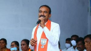 అన్ని కులాల్లోని పేదలకు రూ. 10 లక్షలు ఇవ్వాలి: కేసీఆర్ ప్రతిష్ట దిగజారిందన్న  ఈటల రాజేందర్