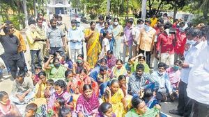 అమానుషం: జైల్లో మహిళా రైతులను కొట్టారు, టాయ్‌లెట్లను కడించారు: రేవంత్ రెడ్డి ఫైర్