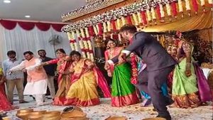  బుల్లెట్ బండెక్కి వచ్చేత్త పా: ఎంపీ కవిత చిందులు.. వధువరులతో కలిసి డ్యాన్స్