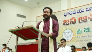 కేంద్రమంత్రిని అడ్డుకున్న పోలీసులు.. అన్నింటికీ అనుమతి లేదని స్పష్టీకరణ