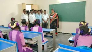 MLA Roja : టీచర్‌ అవతారమెత్తిన ఎమ్మెల్యే రోజా... విద్యార్థులకు ఆ పాఠం బోధించారు...