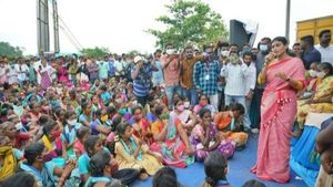 ఆదివాసీలను ఆగం చేసిన కేసీఆర్: వైఎస్ షర్మిల ఫైర్