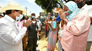 వాసాల‌మ‌ర్రికి ద‌ళిత బంధు నిధులు విడుద‌ల‌: కేసీఆర్ ఫొటోకు పాలాభిషేకం, దళితుల సంబరాలు