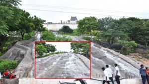 యాదాద్రిలో జలపాతం..? చూసి ఆశ్చర్యపోతున్న భక్తులు