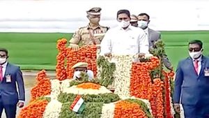 జాతీయ జెండాను ఆవిష్కరించిన ఏపీ సీఎం వైఎస్ జగన్: ప్రసంగం కీలకాంశాలు