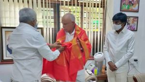  CM: కర్ణాటక సీఎం, మాజీ సీఎంను కలిసిన టీటీడీ చైర్మన్, బెంగళూరులో ప్రముఖ ఆలయంలో పూజలు ! 