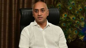 గల్లా ఫ్యామిలీకి మరో ఎదురు దెబ్బ-ఈసారి టార్గెట్ గల్లా ఫుడ్స్-భూముల పిటిషన్ పై హైకోర్టు నోటీసులు
