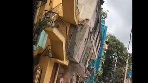 Viral video: బెంగళూరులో కుప్పకూలిన బిల్డింగ్: అంతకుముందే- 50 మంది కార్మికులు ఖాళీ