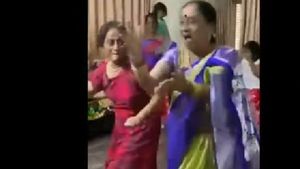 బుల్లెట్ బండెక్కి వచ్చేత్త పా: డిప్యూటీ సీఎం సతీమణి స్టెప్పులు.. వావ్..