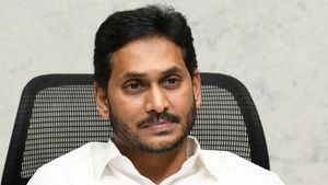 డ్వాక్రా మహిళలను చంద్రబాబు మోసం చేసారు : ఆ భారం మోయలేనిదిగా మారింది : సీఎం జగన్ ఫైర్..!!