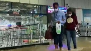 వీడియో: ఏకధాటిగా కుమ్మేసిన వర్షం: విశాఖ ఎయిర్‌పోర్ట్‌లో పోటెత్తిన వరద నీరు