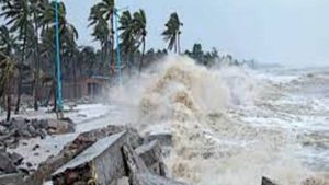 Gulab Cyclone : తీరాన్ని తాకిన గులాబ్ తుఫాన్... గంటకు 85కి.మీ వేగంతో గాలులు...