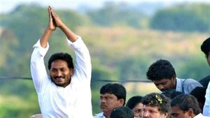 ఏపీలో ముందస్తు ఎన్నికలు..!! సీఎం జగన్ భారీ స్కెచ్ : ఢిల్లీతో లింకు-పీకే రాక వెనుక..!!
