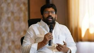 ఎంపీ భరత్ ఏం పీకలేడు-జేడీ లక్ష్మీనారాయణతో ఫొటోలా : పిచ్చి చేష్టలతో పార్టీకి నష్టం : ఎమ్మెల్యే జక్కంపూడి రాజా