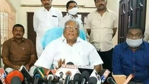  టీడీపీకి మరో షాక్: మాజీ మంత్రి హనుమంతరావు పార్టీకి రాజీనామా, జగన్‌పై ప్రశంసలు