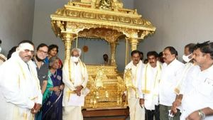 Tirupati: కాణిపాకం వినాయకుడికి పట్టువస్త్రాలు సమర్పించిన టీటీడీ చైర్మన్, బంగారు రథం ! 