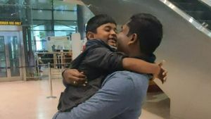 Pic talk:చిన్నపిల్లాడిలా మారిన గంధం చంద్రుడు..కుమారుడి విజయం చూసి సగర్వంగా..!!