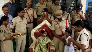  గురజాల పోలీసు స్టేషన్ల అరుదైన ఘటన-మహిళా కానిస్టేబుల్ కు శ్రీమంతం