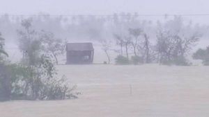 CYCLONE GULAB : పలు జిల్లాల్లో భారీ వర్షాలు- పునారావాస కేంద్రాలు : పలు రైళ్ల రద్దు- ప్రభుత్వ అప్రమత్తం..!!