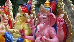  వినాయకచవితి వేడుకల రగడ .. వినాయకుడి విగ్రహానికి నల్ల రిబ్బన్ కట్టి విశాఖలో హిందూ సంఘాల మౌన దీక్ష 