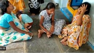 ఉన్న ఇల్లు కూల్చేశారు-ఒంటి మీద బట్టలే మిగిలాయి-ప్రభుత్వం మాకు న్యాయం చేయాలి : రేపిస్ట్ రాజు ఫ్యామిలీ
