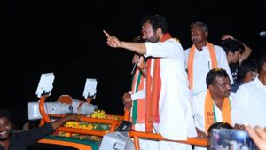 కిషన్ రెడ్డి, ఈటల ర్యాలీని అడ్డుకున్న టీఆర్ఎస్ శ్రేణులు, ఘర్షణ: పోలీస్‌పై చేయి  చేసుకున్నారు!