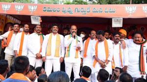 కేసీఆర్ అబద్ధాలకు ఆస్కార్ వచ్చేదే, ఈటల గెలుపుపై నో డౌట్: బండి సంజయ్, రఘునందన్