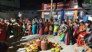  బతుకమ్మ పండగ: హుజురాబాద్‌లో వినూత్నంగా ఆట..