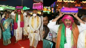 Tirumala: శ్రీవారికి పట్టు వస్త్రాలు సమర్పించిన సీఎం జగన్, గరుడ వాహనంపై శ్రీ మలయప్ప కటాక్షం ! 