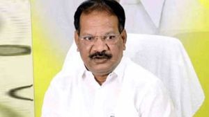 మాజీ మంత్రి ఆనందబాబు ఇంటికి పోలీసులు : అర్ద్రరాత్రి హైడ్రామా : గంజాయి రవాణాపై వ్యాఖ్యలతో..!!