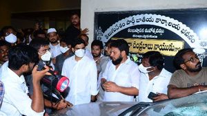  తెలుగు తమ్ముళ్ళకు పోలీస్ మార్క్ షాక్: లోకేష్ తో పాటు టీడీపీ నేతలపై హత్యాయత్నం, అట్రాసిటీ కేసులు 