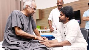 పవన్ కుల సమీకరణాలకు హరిరామ జోగయ్య మద్దతు - 2024 ఎన్నికల్లో జగన్ పర్యవసానం చూస్తారు..!!