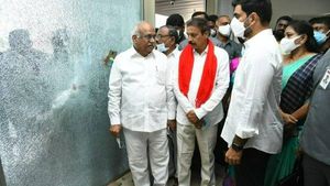 టీడీపీ కేంద్ర కార్యాలయానికి సీపీఐ కార్యదర్శి రామకృష్ణ: నారా లోకేష్‌తో భేటీ: సంఘీభావం