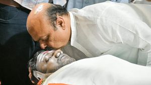 పునీత్ రాజ్‌కుమార్‌ పార్థివదేహాన్ని ముద్దాడిన ముఖ్యమంత్రి బసవరాజ్: కన్నీటితో తుది వీడ్కోలు