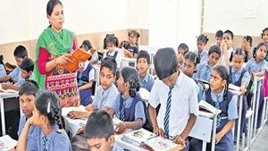 ఎయిడెడ్‌ టీచర్ల బదిలీలకు షెడ్యూల్‌ - కోరుకున్న పాఠశాలలకు విద్యార్ధులు..!!