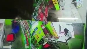 Ex Wife: సెల్ ఫోన్ షోరూమ్ లో భార్య, నేరుగా వెళ్లి యాసిడ్ పోసిన భర్త, ఆ విషయంలో విడాకులు !