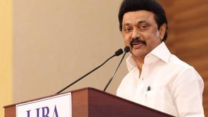 సామాన్యుల దృష్టిని ఆకర్షిస్తున్న స్టాలిన్ ; ఆరో తరగతి విద్యార్థినికి ఫోన్ చేసిన తమిళనాడు సీఎం .. ఎందుకంటే !!