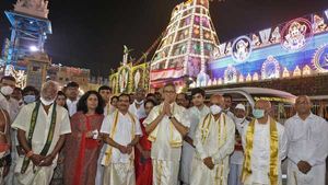 శ్రీవారి సేవలో సుప్రీం-హైకోర్టు ప్రధాన న్యాయమూర్తులు : చక్రస్నానంలో పాల్గొన్న సీజేఐ జస్టిస్ ఎన్వీ రమణ..!!