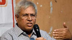 జగన్ ప్రభుత్వం రూ 6 లక్షల కోట్ల అప్పు చేసింది : సలహాదారులు ఏం చేస్తున్నారు-ఉండవల్లి..!!
