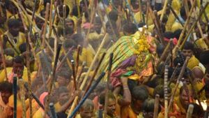  దేవరగట్టు కర్రల సమరం -పగిలిన తలలు : వంద మందికి గాయాలు- నలుగురు విషమంగా..!!