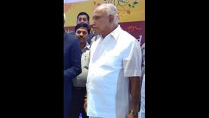 IT Raids: అప్ప అనుచరులకు షాక్, పత్రాలు మూటకట్టి అటకలో ? ఢిల్లీ దెబ్బకు మైండ్ బ్లాక్, మాజీ సీఎం ! 