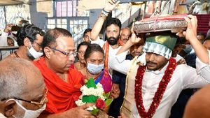  బెజవాడ కనకదుర్గ అమ్మవారికి పట్టువస్త్రాలను సమర్పించిన వైఎస్ జగన్: అరుదైన ఘటనలు