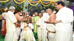 తిరుమల శ్రీవారి సేవలో వైఎస్ జగన్: బియ్యంతో తులాభారం