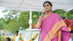 ఇసుక మాఫియాపై సిట్టింగ్ జ‌డ్జీతో విచార‌ణ జ‌రిపించాలి: వైఎస్ షర్మిల