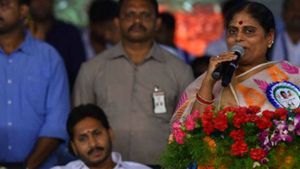 తల్లి విజయమ్మతో కలిసి తండ్రి పేరుతో పురస్కారాలు : ఒకే వేదిక మీదకు- వైఎస్సార్ అవార్డుల ప్రధానం..!!